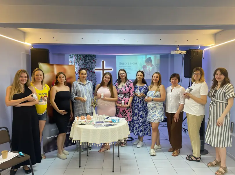 Майбутні мами разом фотографуються на зустрічі «Емоційне здоров’я під час вагітності» в Центрі Життя Київ.