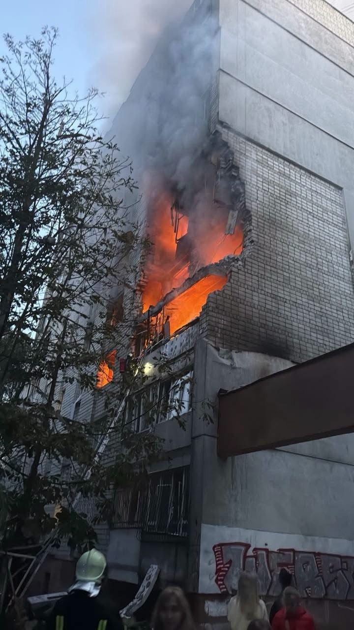 Вогонь і дим охоплюють житловий будинок, у який влучила ракета під час нічної атаки.