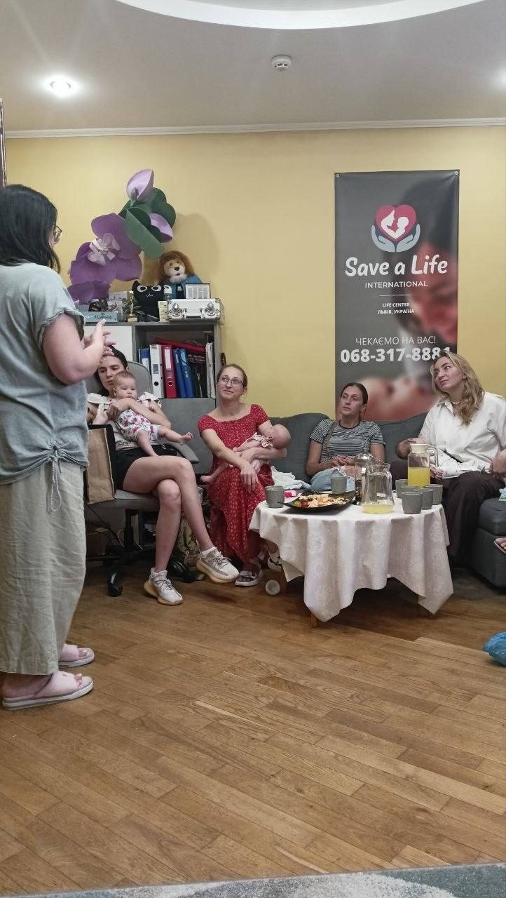 Матері зібралися в нашому Центрі життя у Львові після атаки — у місці безпеки, розради та спільноти.